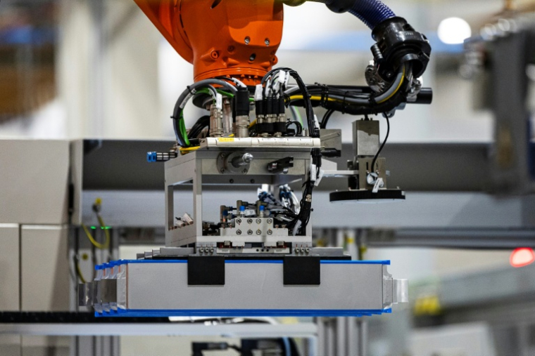 Un robot transporte un composant de batterie électrique chez le fabriquant AESC à Lambres-lez-Douai, dans le Nord, le 13 novembre 2025 ( AFP / Sameer Al-DOUMY )