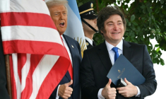 Le président américain Donald Trump recçoit son homologue argentin Javier Milei le 14 octobre 2025 à la Maison Blanche ( AFP / ANDREW CABALLERO-REYNOLDS )