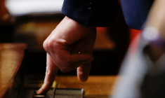 Un député prend part à un vote à l'Assemblée nationale, à Paris, le 5 décembre 2025 ( AFP / Ian LANGSDON )