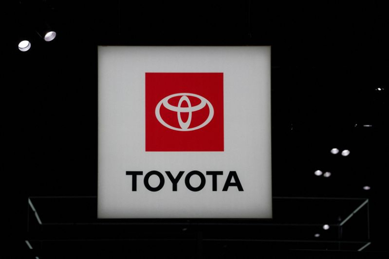 Photo d'archives: Le logo de Toyota est visible lors du Salon international de l'automobile de New York, à Manhattan