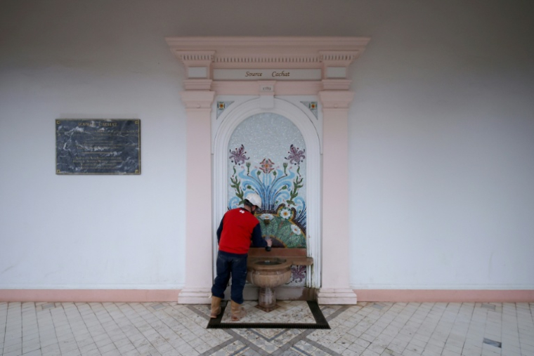 Photo d'archives de la source Cachat à Evian-les-Bains, en Haute-Savoie, le 16 décembre 2025 ( AFP / Alex MARTIN )
