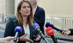 La cheffe des écologistes Marine Tondelier répond aux journalistes à son arrivée pour une réunion avec le Premier ministre à l'Hôtel de Matignon à Paris, le 17 septembre 2025 ( AFP / STEPHANE DE SAKUTIN )