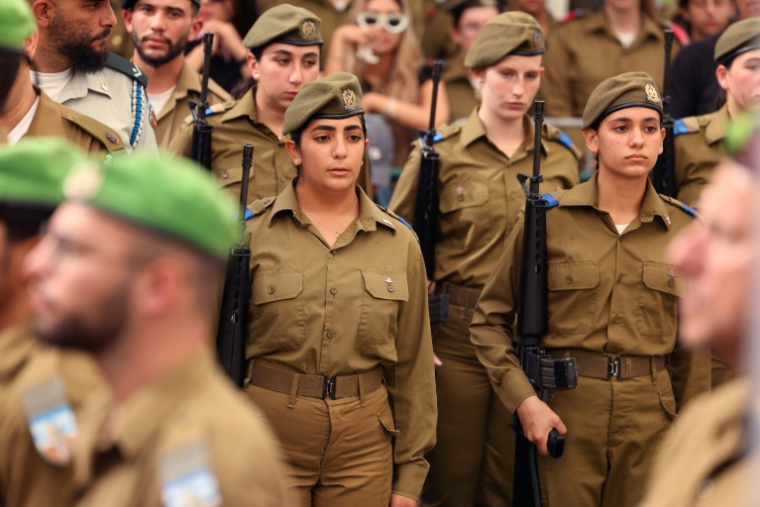Des soldats israéliens assistent à l'enterrement de Tamir Nimrodi, à Kfar Saba en Israël le 16 octobre 2025 ( AFP / Jack GUEZ )