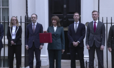 La ministre des Finances britannique quitte le 11 Downing Street pour présenter le budget