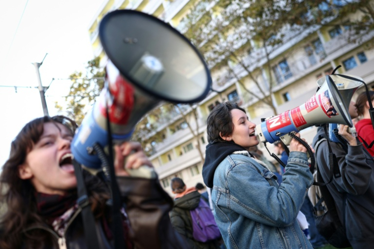Des protestataires crient des slogans dans un hygiaphone lors d'une nouvelle manifestation contre la vie chère, le 31 octobre 2026 à Paris  ( AFP / Sameer AL-DOUMY )