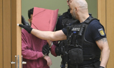 L'accusé (g) arrive dans la salle d'audience du tribunal régional de Stuttgart-Stammheim, dans le sud de l'Allemagne, le 13 février 2025 ( POOL / THOMAS KIENZLE )