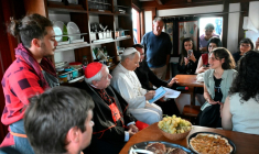 Le pape Léon XIV à côté du cardinal français Jean-Marc Aveline lors d'une visite du navire-école de paix "MED 25 - Bel Espoir", dans le port d'Ostie près de Rome le 17 octobre 2025. ( POOL / Alberto PIZZOLI )