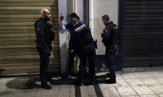 Des policiers municipaux contrôlent un jeune homme dans une rue de Nice alors placée sous couvre-feu nocturne pour les moins de 13 ans, le 2 avril 2024 ( AFP / Valery HACHE )