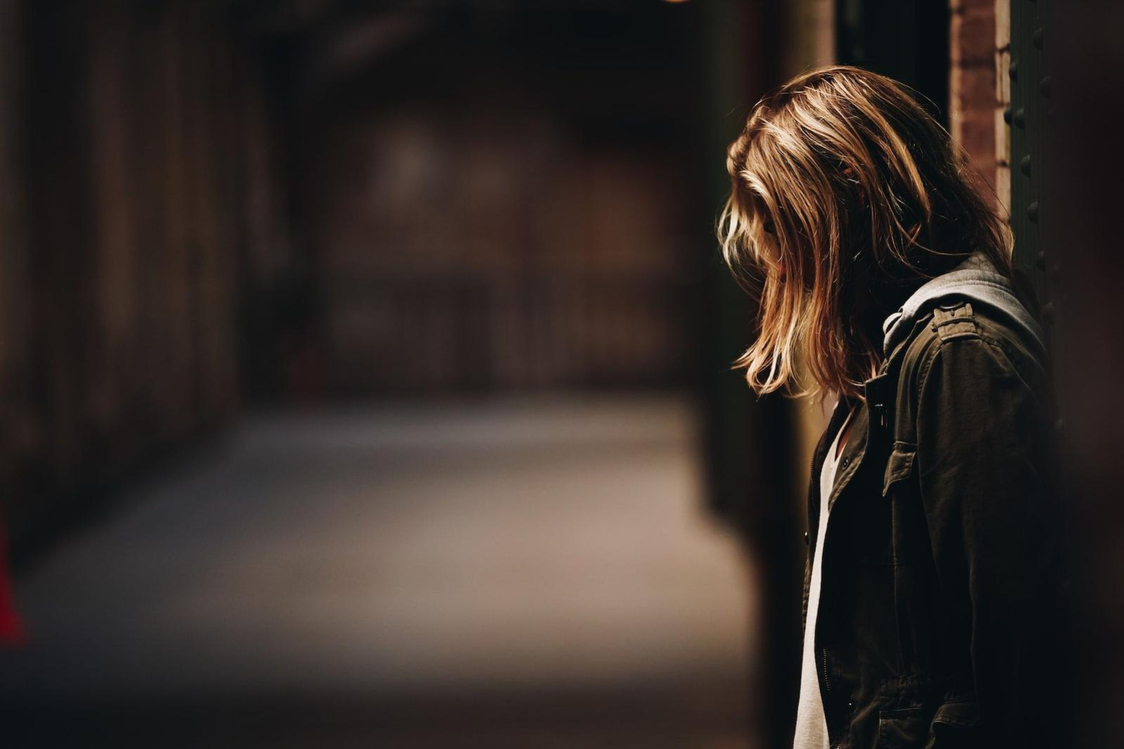 une jeune femme triste (Crédits: Unsplash - Eric Ward)
