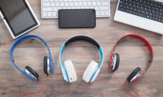 (Crédits photo : Adobe Stock - Produits high tech de la famille achetés pour les French Days)