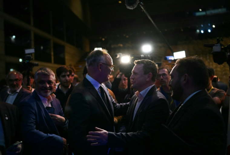 Édouard Philippe entourés des cadres d'Horizons réunis au centre des Congrès de Reims, le 10 mai 2026 ( AFP / Martin BUREAU )