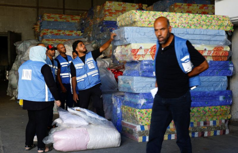 Un centre de tri d'aide sur la bande de Gaza