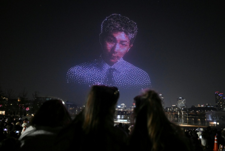 Une image de RM, membre du groupe BTS, lors d'un spectacle lumineux par drones dans un parc riverain de Séoul, le 20 mars 2026, avant le concert de retour du groupe de K-pop BTS en Corée du Sud ( AFP / Jung Yeon-je )
