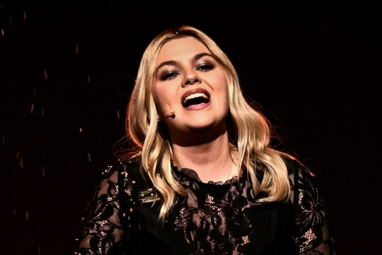 La chanteuse française Louane, représentant la France avec la chanson "Maman", se produit lors de la grande finale de l'Eurovision, à Bâle, le 17 mai 2025 ( AFP / Fabrice COFFRINI )