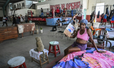 Felicia Crespo s'évente avec un morceau de carton dans son logement de fortune aménagé dans une salle de boxe où se sont installées des familles sans abri, dans la vieille Havane, le 9 juin 2026, à Cuba ( AFP / YAMIL LAGE )