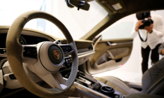 Photo d'archives d'une voiture Porsche 911 exposée lors d'une conférence de presse à Séoul, Corée du Sud