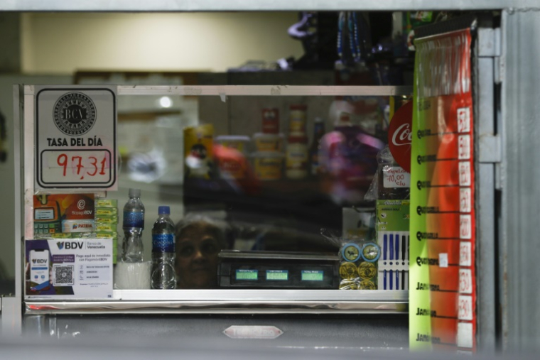 La vitrine d'un magasin affichant le taux de change du dollar américain à Caracas, au Venezuela, le 2 juin 2025 ( AFP / Pedro MATTEY )