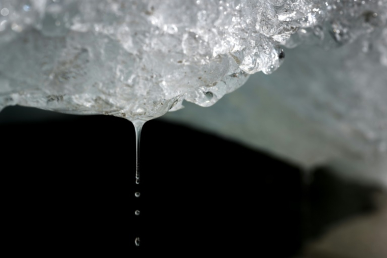 De la glace fond dans le glacier du Rhône près de Gletsch, dans les Alpes suisses, le 12 septembre 2025 ( AFP / Fabrice COFFRINI )