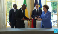 Elysée : signature de l'acte de transfert de propriété des œuvres restituées au Bénin