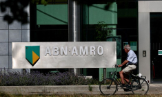 Le logo d'ABN AMRO est visible à l'extérieur du bureau de la banque à La Haye