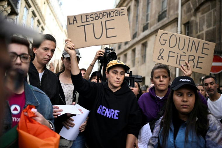Des manifestants lors d'un rassemblement à Paris le 5 septembre 2025 devant le ministère de l'Education en hommage à l'institutrice Caroline Grandjean-Paccoud qui s'est suicidée après avoir été harcelée en raison de son orientation sexuelle ( AFP / JULIEN DE ROSA )