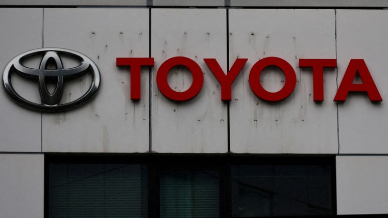 Le logo de Toyota Motor Corp est photographié dans sa concession à Tokyo