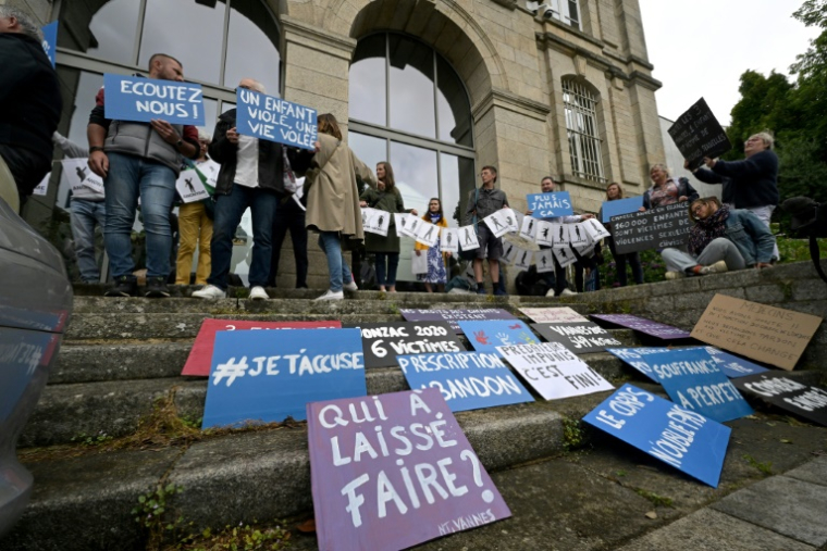 Manifestation de soutien aux victimes du chirurgien à la retraite Joël Le Scouarnec au palais de justice de Vannes, le 28 mai 2025 dans le Morbihan ( AFP / Damien Meyer )