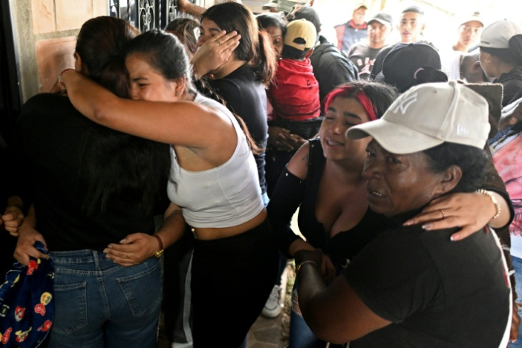 Des proches pleurent une victime tuée dans un attentat à la bombe à Cajibio, dans le département de Cauca, en Colombie, le 27 avril 2026 ( AFP / JOAQUIN SARMIENTO )
