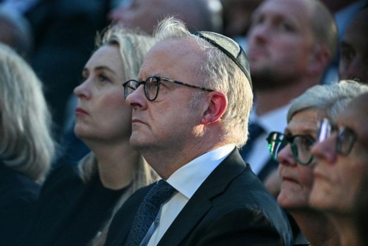 Le Premier ministre australien Anthony Albanese (centre) et sa femme Jodie Haydon (gauche), lors de la cérémonie sur la plage de Bondi à Sydney, le dimanche 21 décembre 2025  ( AFP / Saeed KHAN )