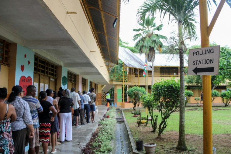 Des électeurs font la queue dans un bureau de vote à Victoria, la capitale des Seychelles le 27 septembre 2025, lors des élections présidentielles et parlementaires.  ( AFP / Rassin VANNIER )