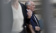 François Bayrou a quitté l’Assemblée nationale, lundi 8 septembre 2025, à l’issue du vote de confiance portant sur le budget d’austérité proposé par son gouvernement. Après seulement neuf mois à Matignon, le chef du gouvernement a été désavoué par les députés, entraînant sa chute politique. (crédit : Stéphane de Sakutin / AFP)