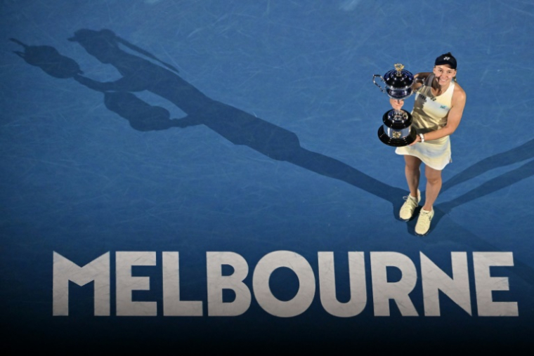 Elena Rybakina présente son trophée après sa victoire en finale de l'Open d'Australie, le 31 janvier 2026 à Melbourne ( AFP / Paul Crock )