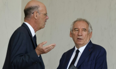 Le ministre de l'Économie Éric Lombard (à gauche) et le Premier ministre François Bayrou à l'Élysée à Paris, le 2 juillet 2025 ( AFP / Ludovic MARIN )