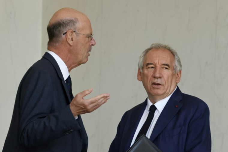 Le ministre de l'Économie Éric Lombard (à gauche) et le Premier ministre François Bayrou à l'Élysée à Paris, le 2 juillet 2025 ( AFP / Ludovic MARIN )