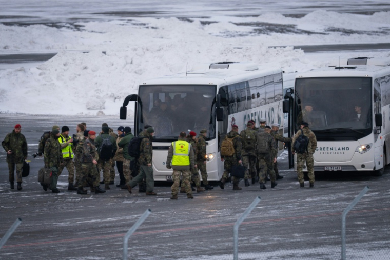 Des soldats allemands arrivent à l'aéroport de Nuuk, la capitale du Groenland, le 17 janvier 2026  ( AFP / Alessandro RAMPAZZO )
