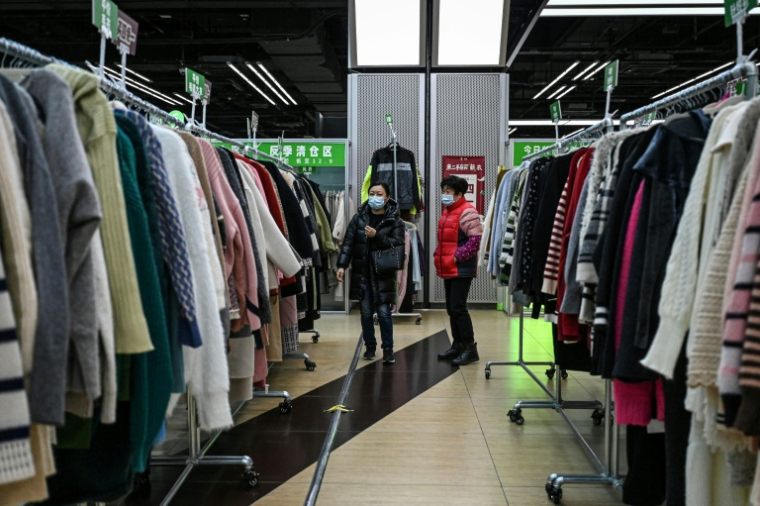Des clients dans un magasin de seconde main à Shangaï, en Chine, le 10 février 2026 ( AFP / Jade GAO )