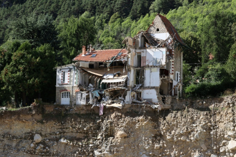 Une maison en partie effondrée à Saint-Martin-Vésubie, dans les Alpes-Maritimes, le 21 septembre 2021 ( AFP / Valery HACHE )