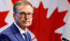 Le gouverneur de la Banque du Canada, Tiff Macklem, participe à une conférence de presse, après avoir réduit le taux d'intérêt clé, à Ottawa