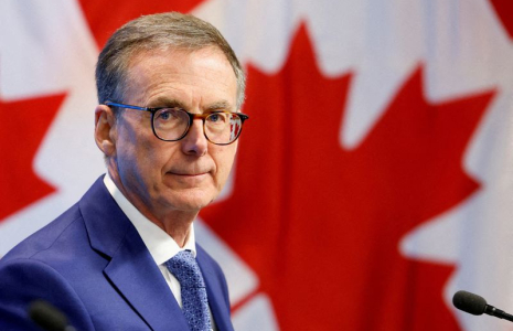 Le gouverneur de la Banque du Canada, Tiff Macklem, participe à une conférence de presse, après avoir réduit le taux d'intérêt clé, à Ottawa