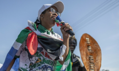 La dirigeante du mouvement March and March, Jacinta Ngobese-Zuma, s’adresse à des centaines de partisans lors d’une manifestation de protestation à Pinetown, au sud de Durban, le 16 juillet 2026 ( AFP / RAJESH JANTILAL )
