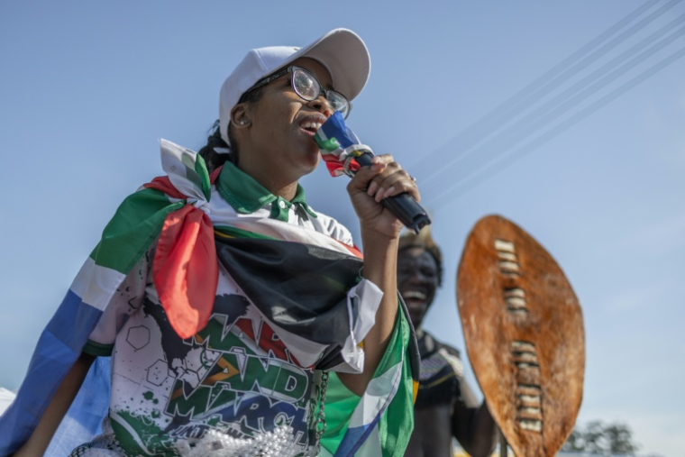 La dirigeante du mouvement March and March, Jacinta Ngobese-Zuma, s’adresse à des centaines de partisans lors d’une manifestation de protestation à Pinetown, au sud de Durban, le 16 juillet 2026 ( AFP / RAJESH JANTILAL )