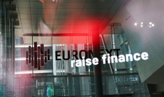 Le reflet d'un tableau d'affichage numérique de la bourse Euronext dans le quartier d'affaires de La Défense