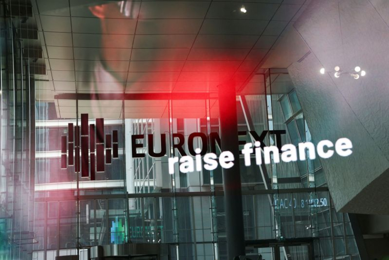 Le reflet d'un tableau d'affichage numérique de la bourse Euronext dans le quartier d'affaires de La Défense