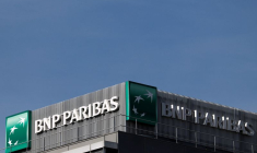 Logo de BNP Paribas sur un bâtiment bancaire à Rueil-Malmaison