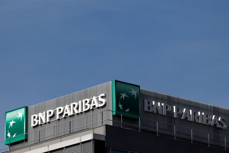 Logo de BNP Paribas sur un bâtiment bancaire à Rueil-Malmaison