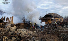 Photo d'archives de sauveteurs travaillant sur un site de maisons endommagées par un tir de missile russe, à Kiev