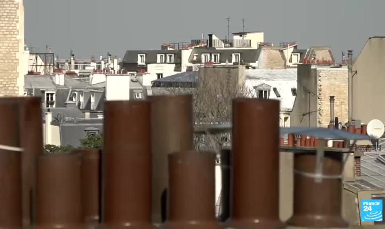 Les couvreurs zingueurs des toits de Paris, bientôt à l’Unesco ?