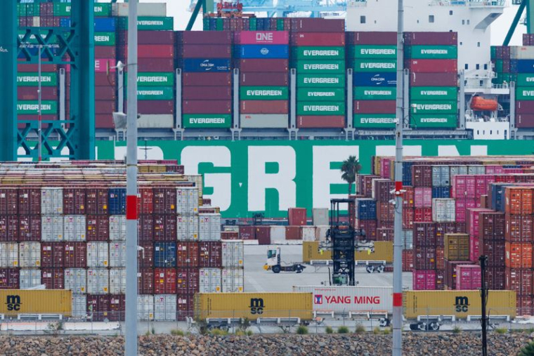 Des conteneurs d'expédition au port de Los Angeles