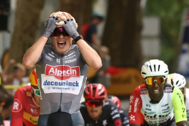 Le Belge Jasper Philipsen victorieux de la première étape du Tour de France, le 5 juillet 2025 à Lille ( AFP / Anne-Christine POUJOULAT )
