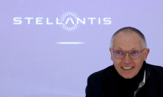 Carlos Tavares, DG de Stellantis, lors d'une conférence de presse à Atessa